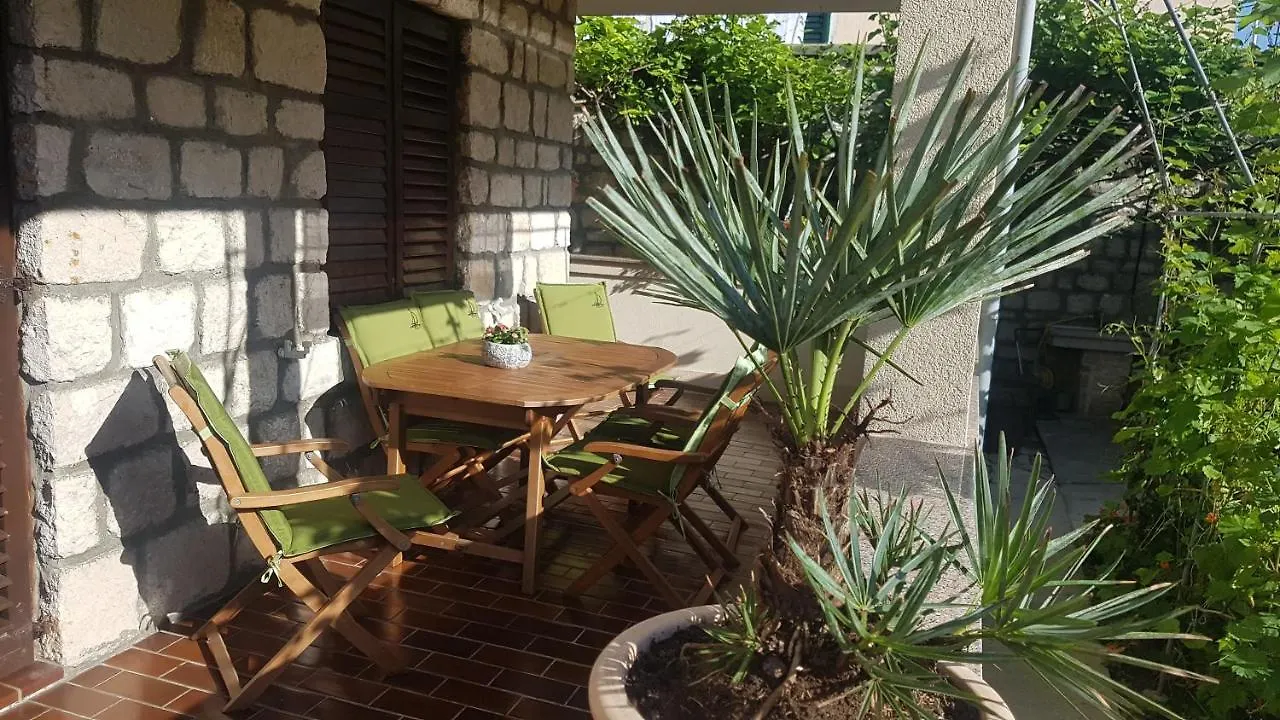 Apartment Lavanda Garden Rab Town