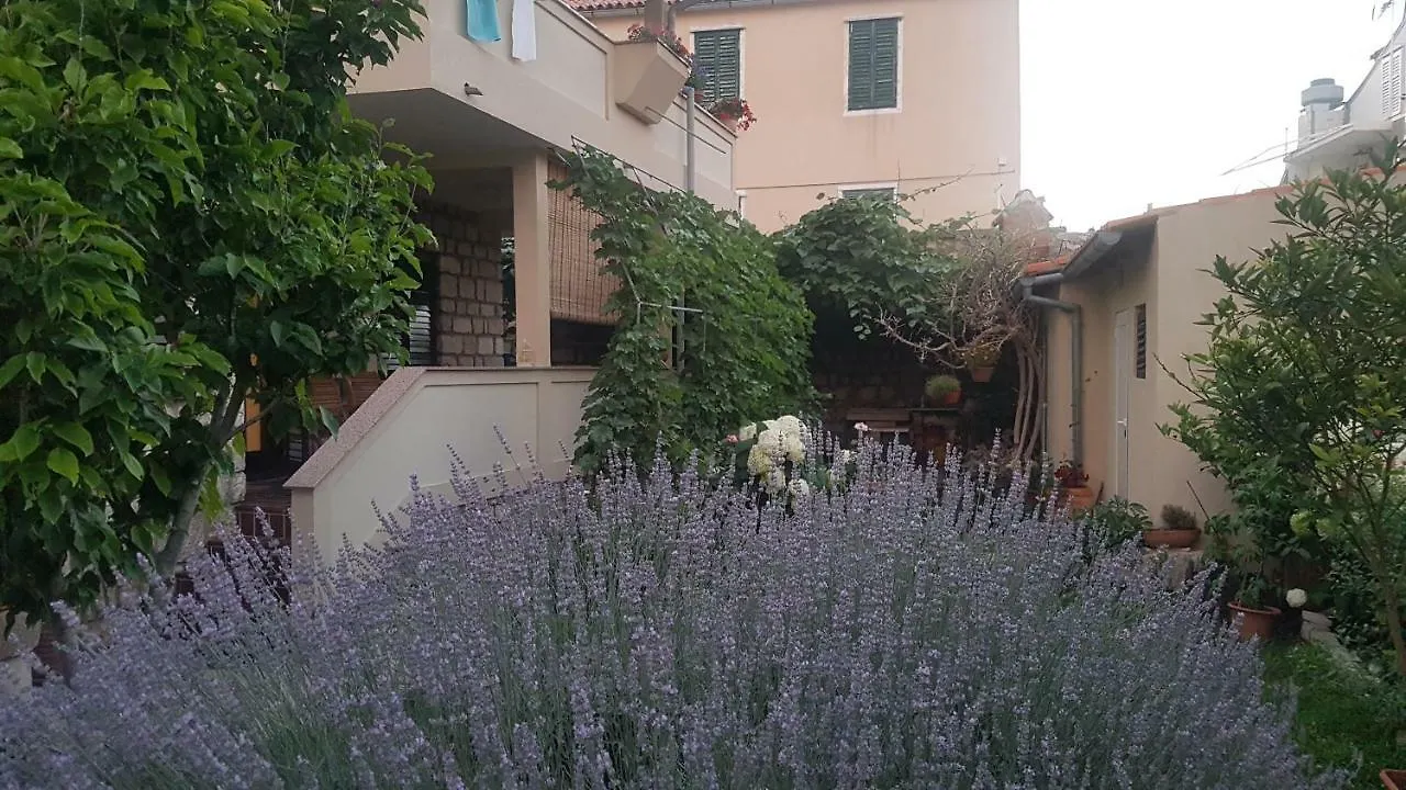 Apartment Lavanda Garden Rab Town