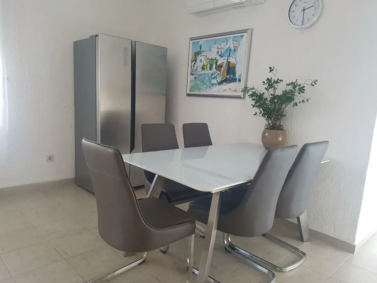 Apartment Lavanda Garden Rab Town